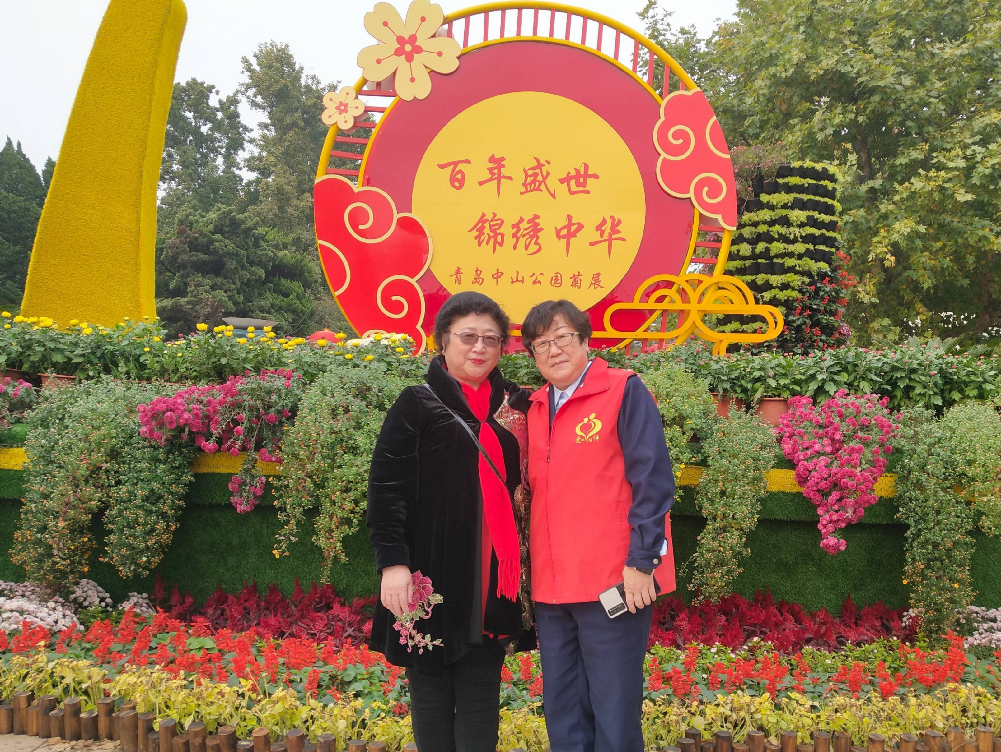 金秋十月,秋高气爽,又是一年赏菊的好时节.