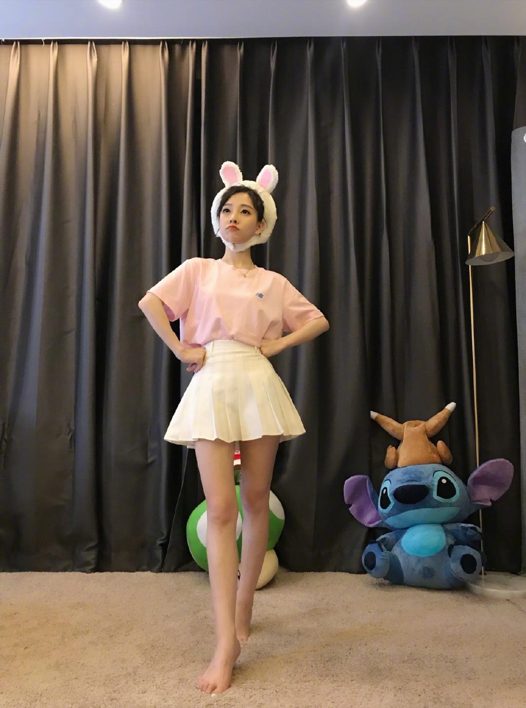 冯提莫穿10cm短裙大秀美腿网友怪不得她能有10亿曝光