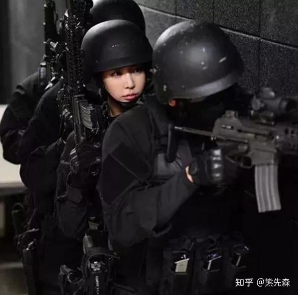 身材好,颜值高,性格好的妹子当然到了哪里都受欢迎李燕花到了部队也