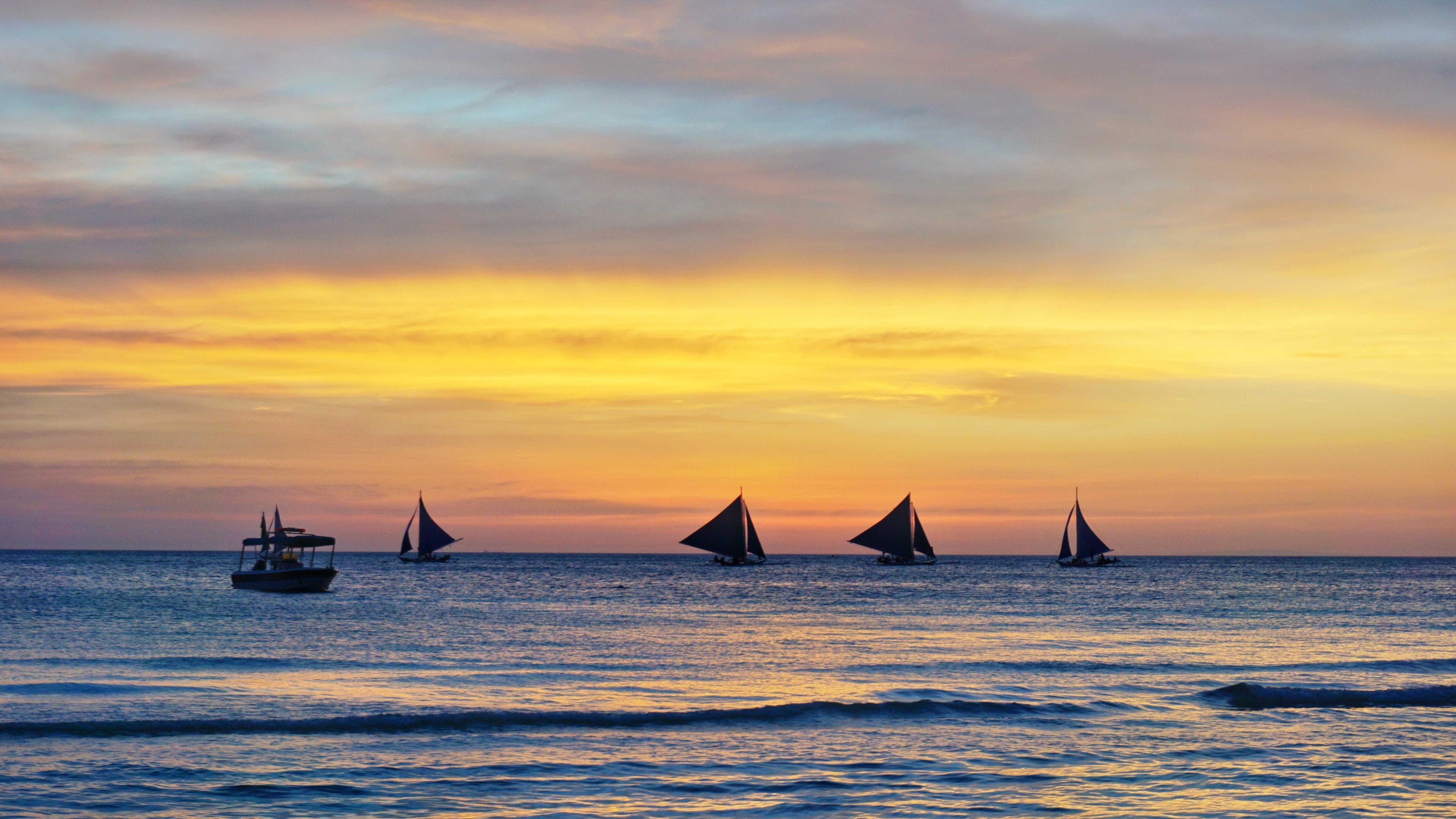 2023长滩岛落日风帆体验玩乐攻略,夕阳西下时，尖顶风帆船在霞...【去哪儿攻略】