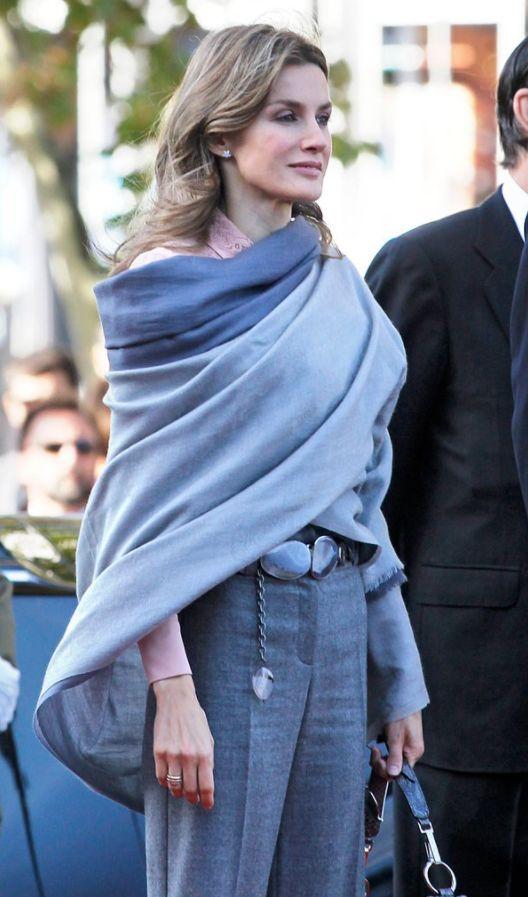 瘦腿裤到底多好穿西班牙王后连穿9次都不腻配大衣真气质