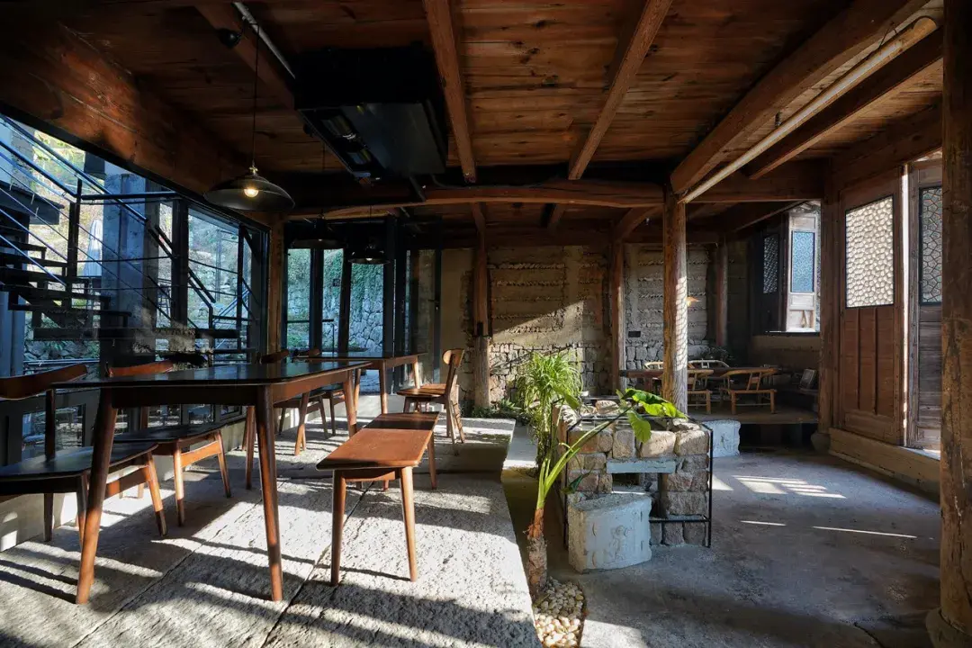 一个超级武侠迷在深山开了一家黑店可以飞檐走壁