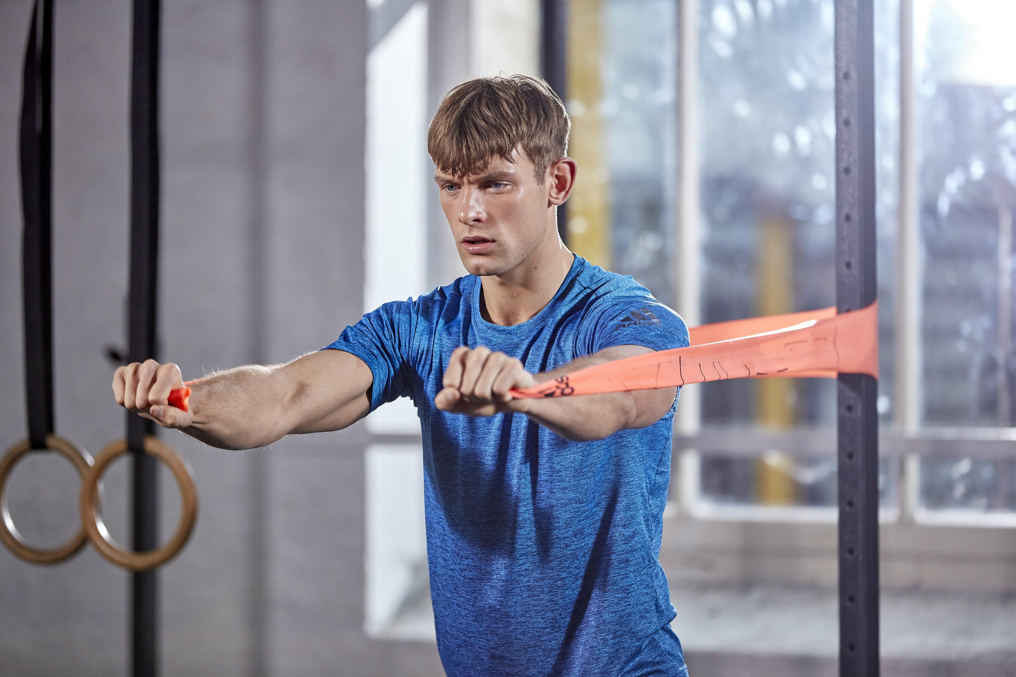 使用弹力带进行锻炼,可以有效的提高身体的了灵活性,增加身体的协调性