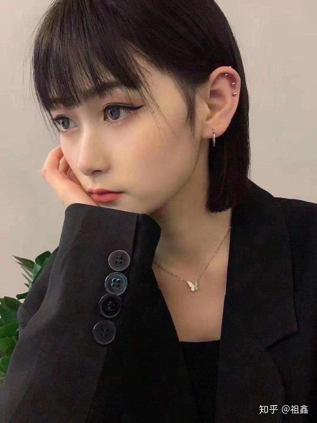短发(偏男性化)的女生留长发要怎么办,各位朋友有推荐的发型吗?
