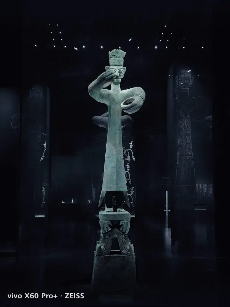 关于他的身份,有专家认为是巫师,也有专家认为是古蜀国的国王.