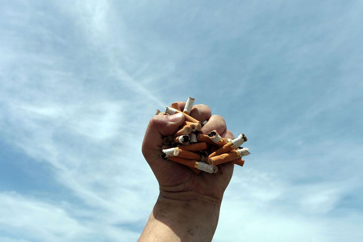世界无烟日手拿香烟动作高清摄影大图-千库网