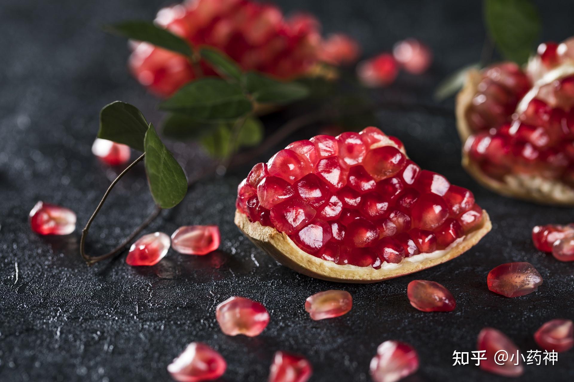 因花红若丹,故还有"丹若"和"火石榴"之名;因种子白莹澈似水晶,所以又