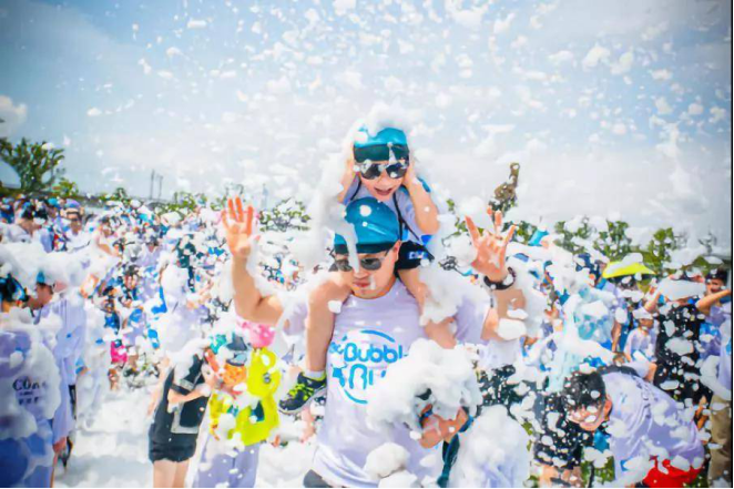 每个热爱生活的城市都可以看到泡泡派对现在已经席卷全球,这是源自