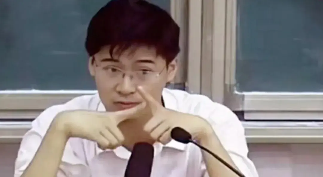 年轻时的罗翔罗翔是一个相信命运的人.