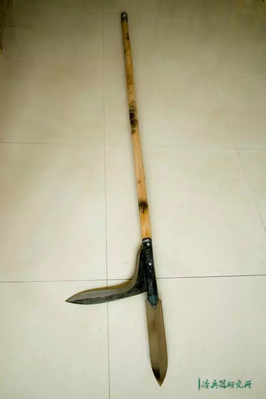 卜字戟对盾牌的克制比较明显,上可啄头,下可勾腿,还可以拉开盾牌往里