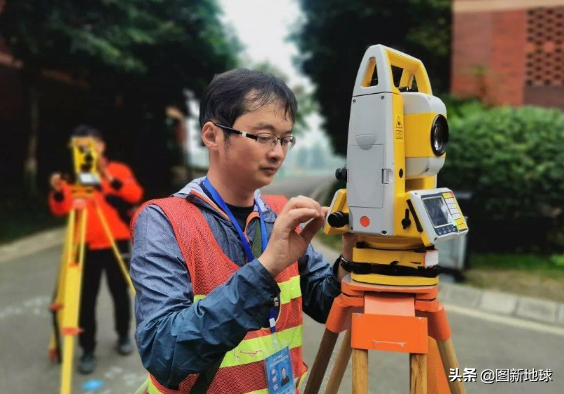 外业相对比较辛苦,搞测量都是在室外,风吹日头晒,可以想象的!