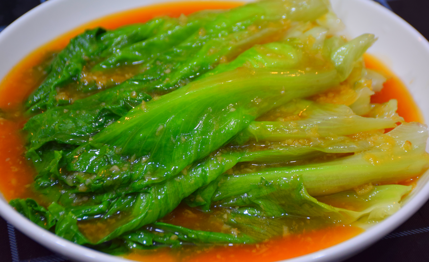 为什么广东人做的蒜蓉生菜,又脆又绿又好吃,原来诀窍在这里!