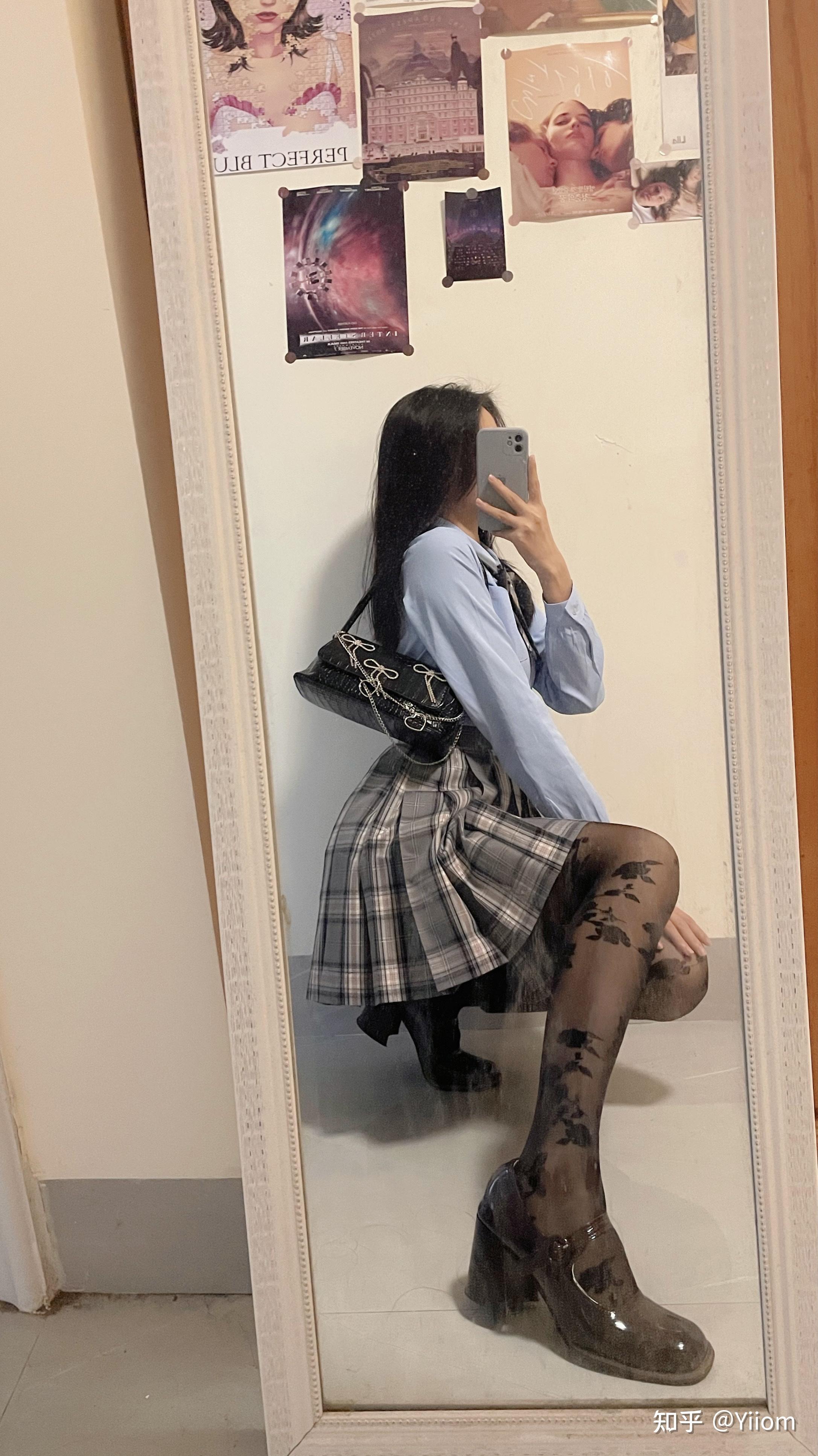 女生在校园穿着jk短裙时会搭配黑色丝袜嘛