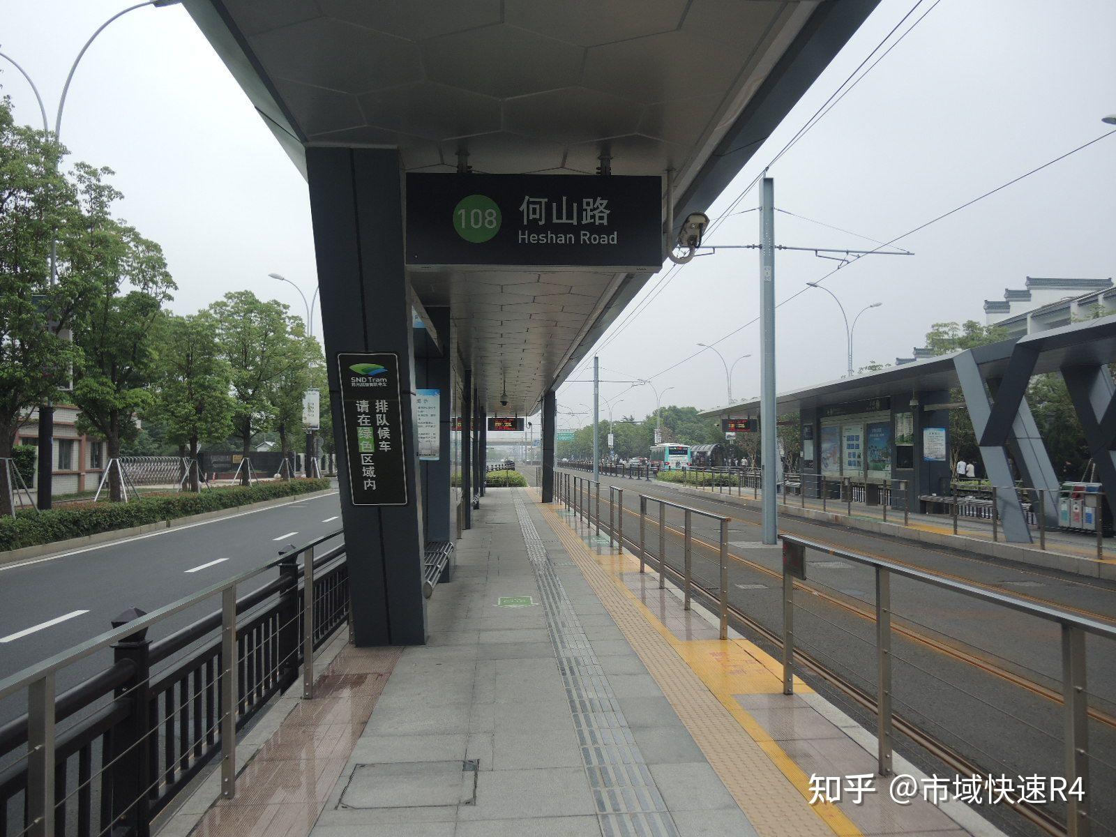 轨道在金山路珠江路口——华山路建林路口段没有草坪覆盖电车进站中