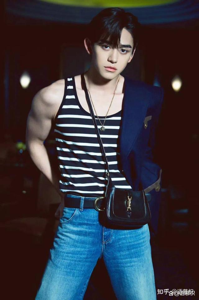 被渣浪的回复机器人罗伯特翻牌回复了"tfboys已经解散了,站姐们还是多