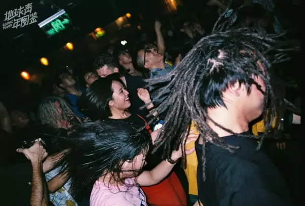 看演出pogo甩头的年轻人.