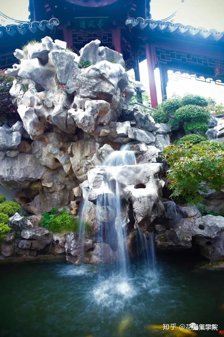 在中庭主景区,"玉如意"状的水池,太湖石假山瀑布,锦鳞嬉戏,构图精美.