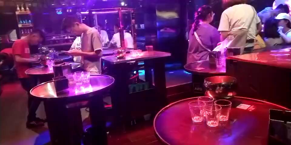 请问第一次去酒吧蹦迪的流程?还有散台卡座之类的是什么意思? - 知乎
