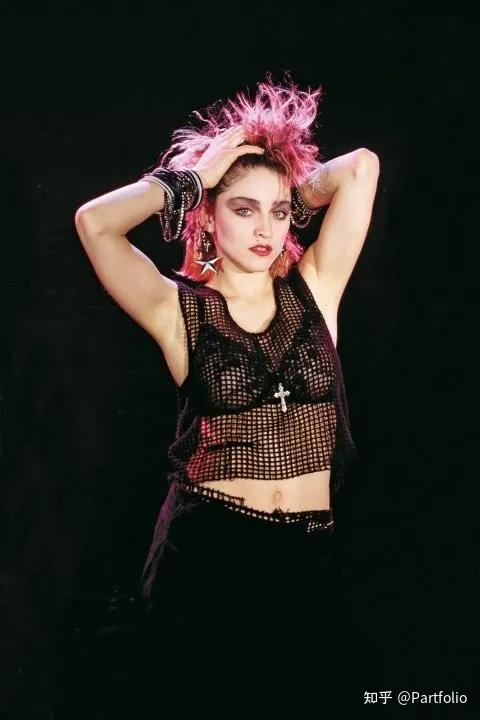 是什么时尚单品跨时空征服了梦露德普史泰龙和blackpink