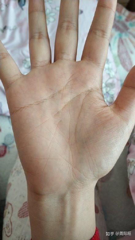 看这位缘主的手相,感情线很杂乱,整一条的感情线都是锁链状的,你的