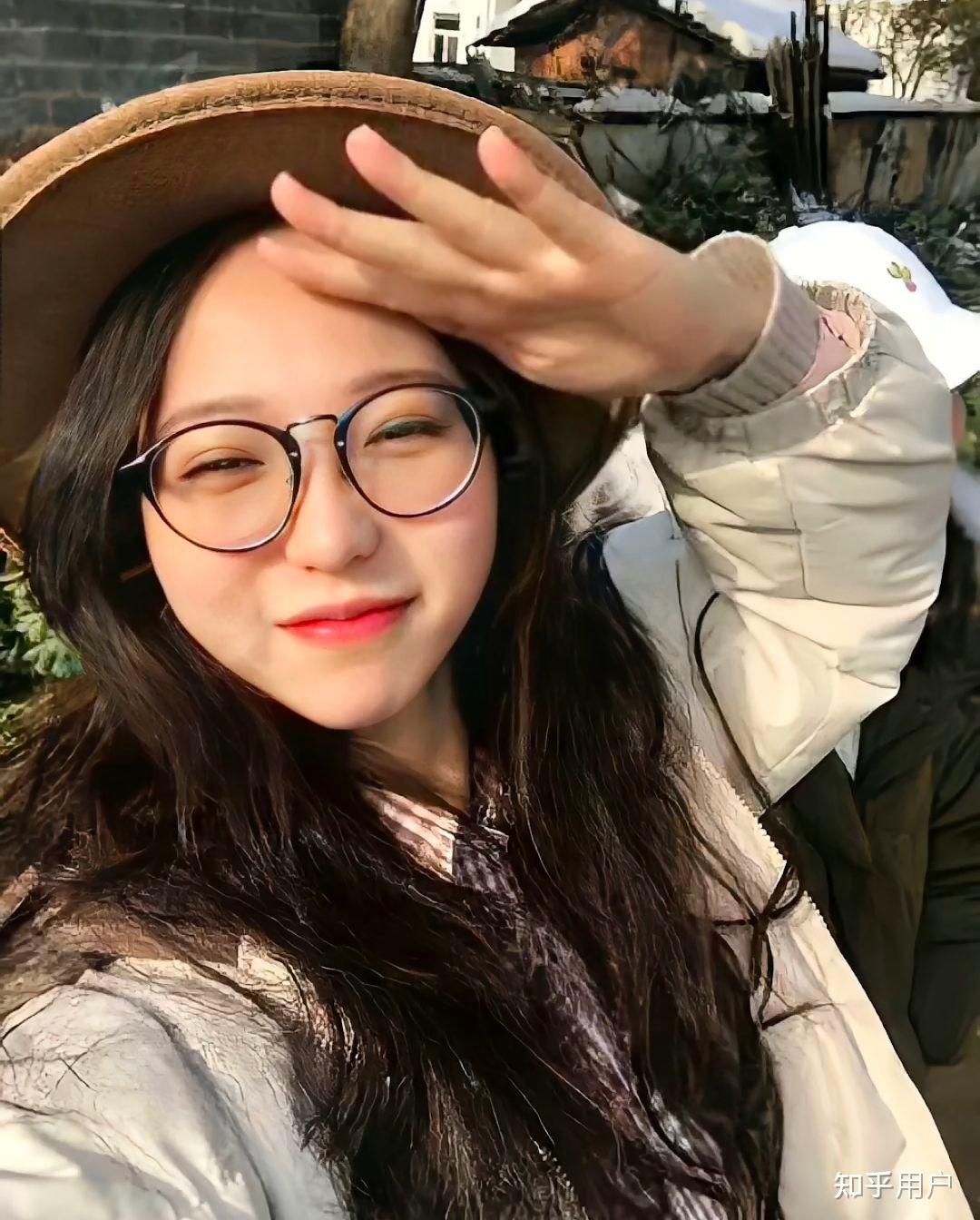 为什么前虚拟偶像珈乐中之人谭杉杉的自拍让我看了很不适,甚至有人称