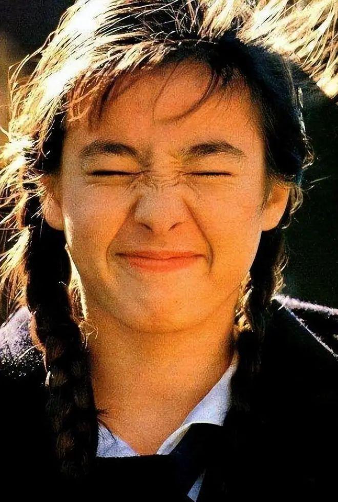 又变成了一个素人,爱情事业两头倒的宫泽光子,只好灰头土脸的回到日本