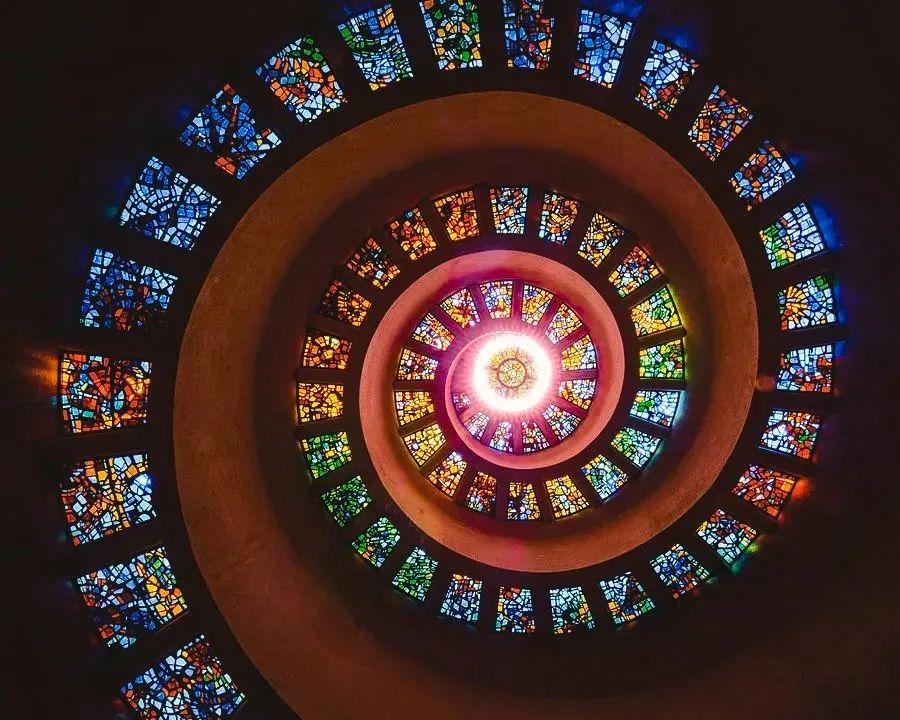 玻璃花窗里的巧夺天工