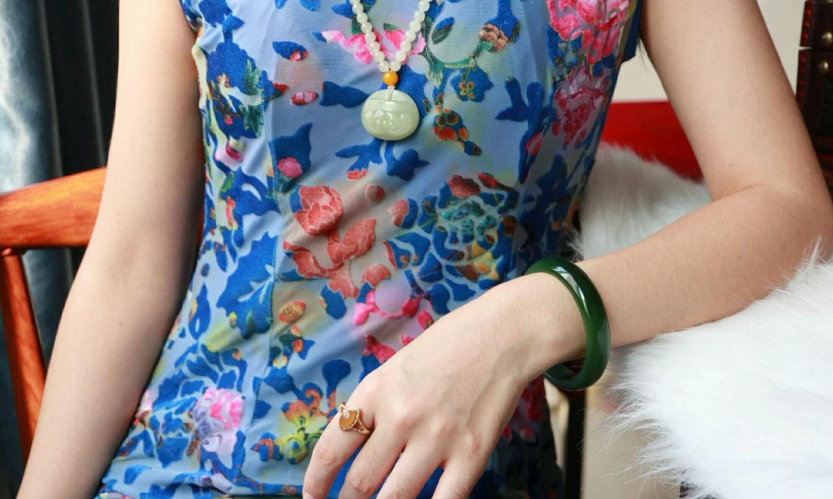 旗袍遇上玉镯告诉你什么叫东方女性美