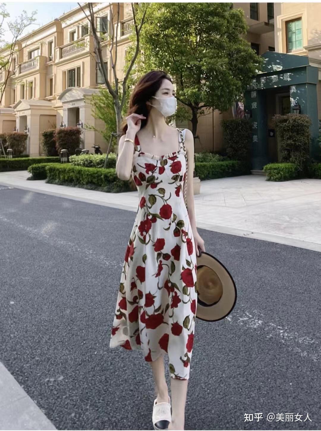 印花连衣裙搭配什么鞋子和包好看