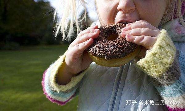 一些孩子到1岁多还在吃过于细软的食物,不愿意咀嚼一些有韧性的食物