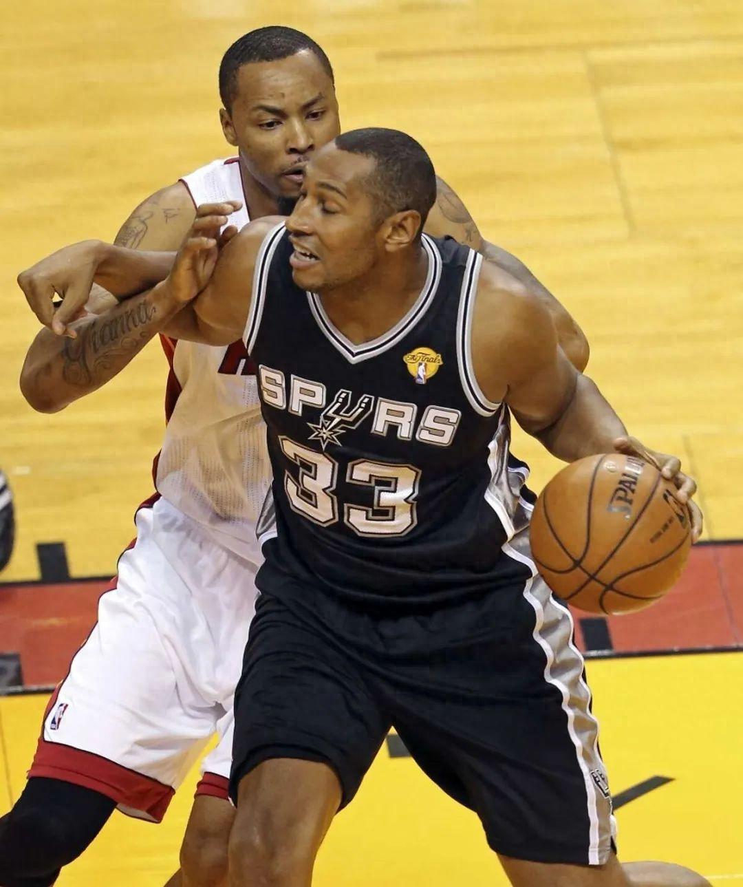 拿到总冠军的时刻,应该算是迪奥篮球生涯的巅峰时刻,虽然这个过程有点