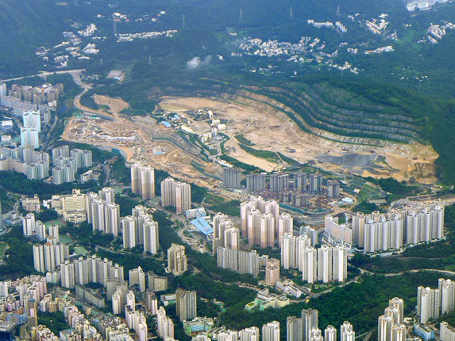 把香港的山挖去填海給新地產項目造地是否有可行性