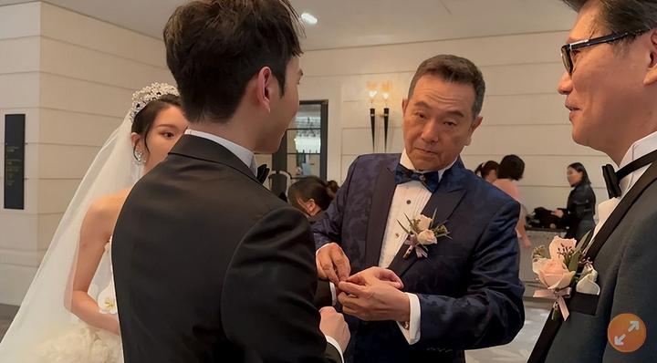 儿子大婚张晨光夫妻罕见合体现身老戏骨急着退休抱孙子
