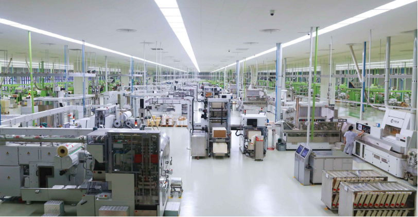 图为宁波卷烟厂生产车间,来源于新华丝路