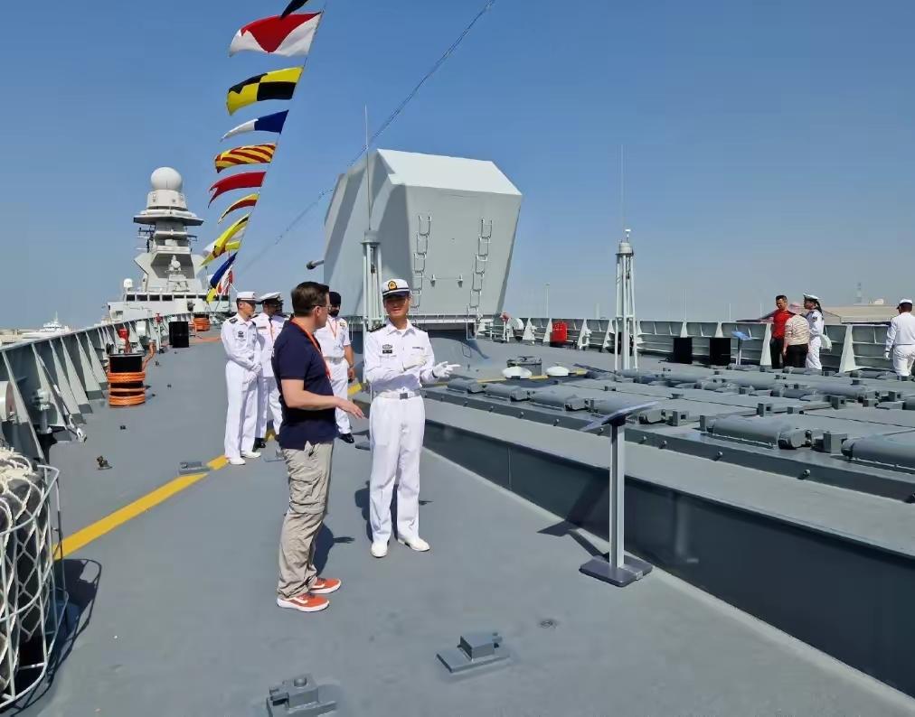 海军军事网站navalnews的总编,因此当美国把他派来参观中国的052d驱逐