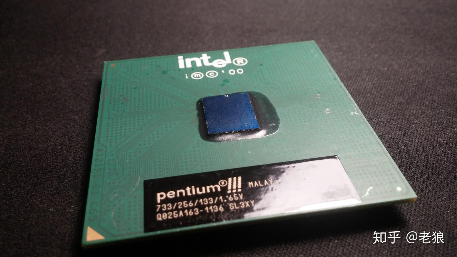 没有我们看到的盖子:die是由一团黑色的填充物underfill固定在基板上