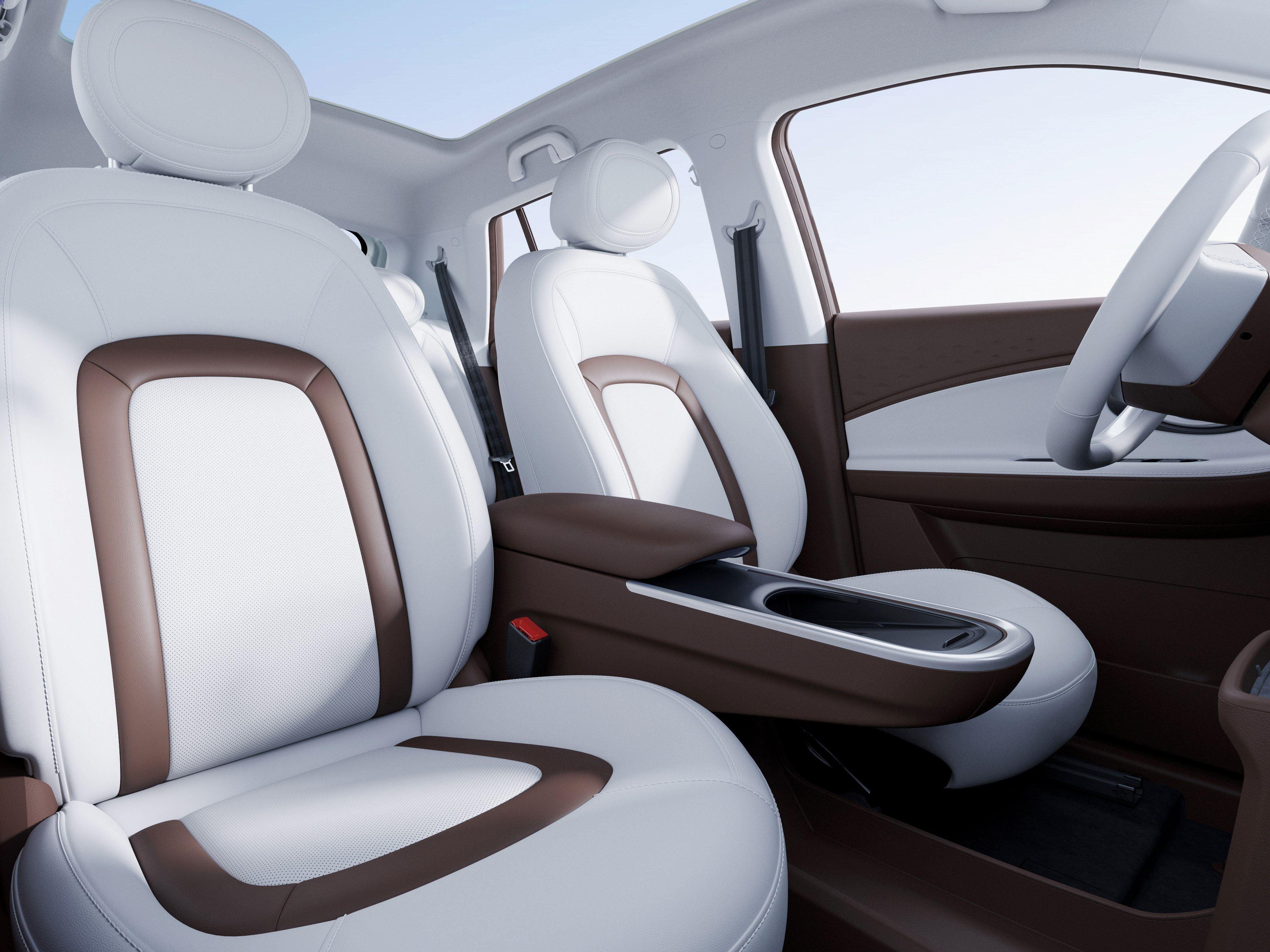 首先在这么小的车里要塞下最高505公里的电池包,这就要求底盘结构必须