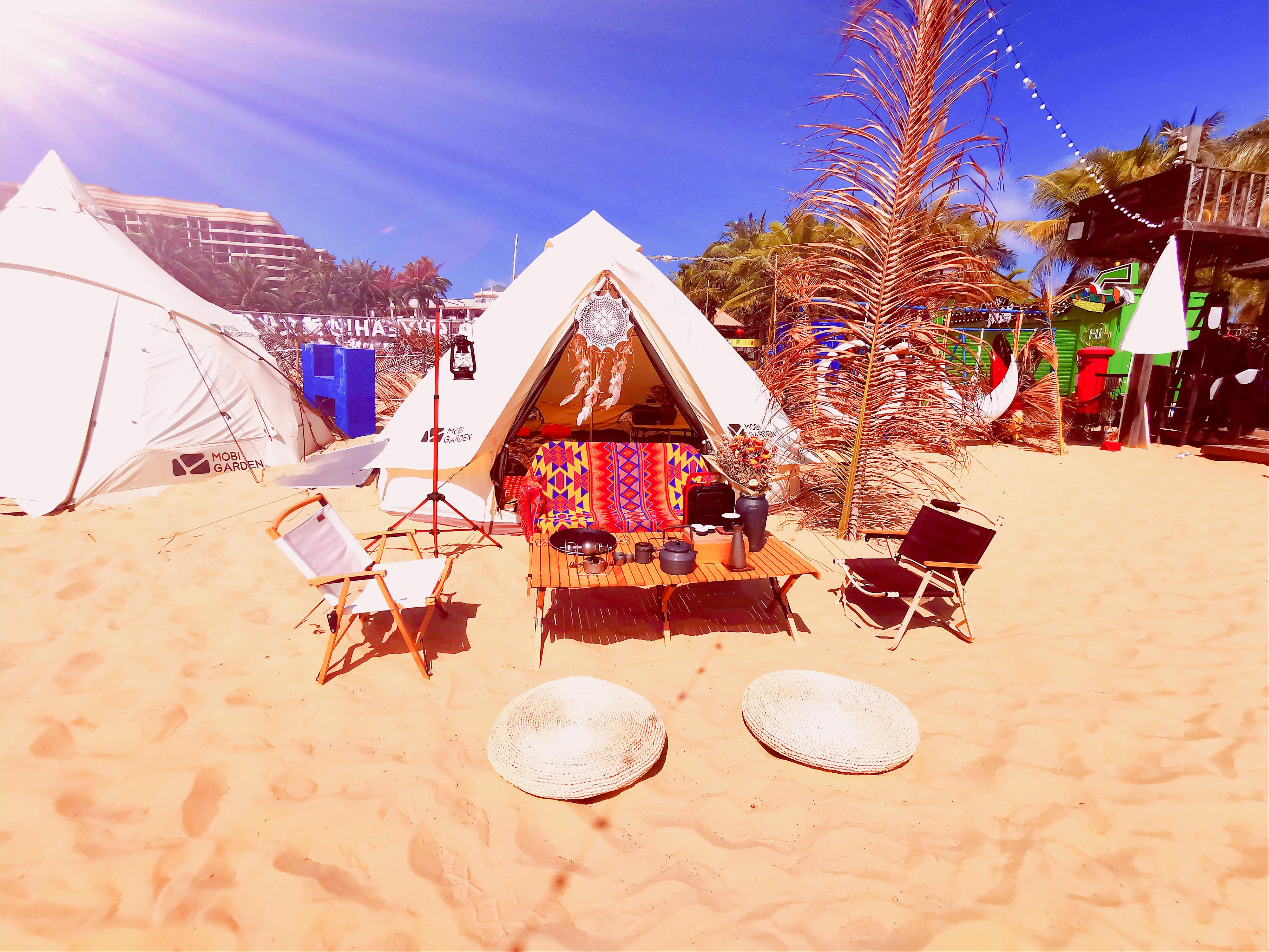 海边有野营帐篷和沙滩伞照片摄影图片_ID:353352945-Veer图库