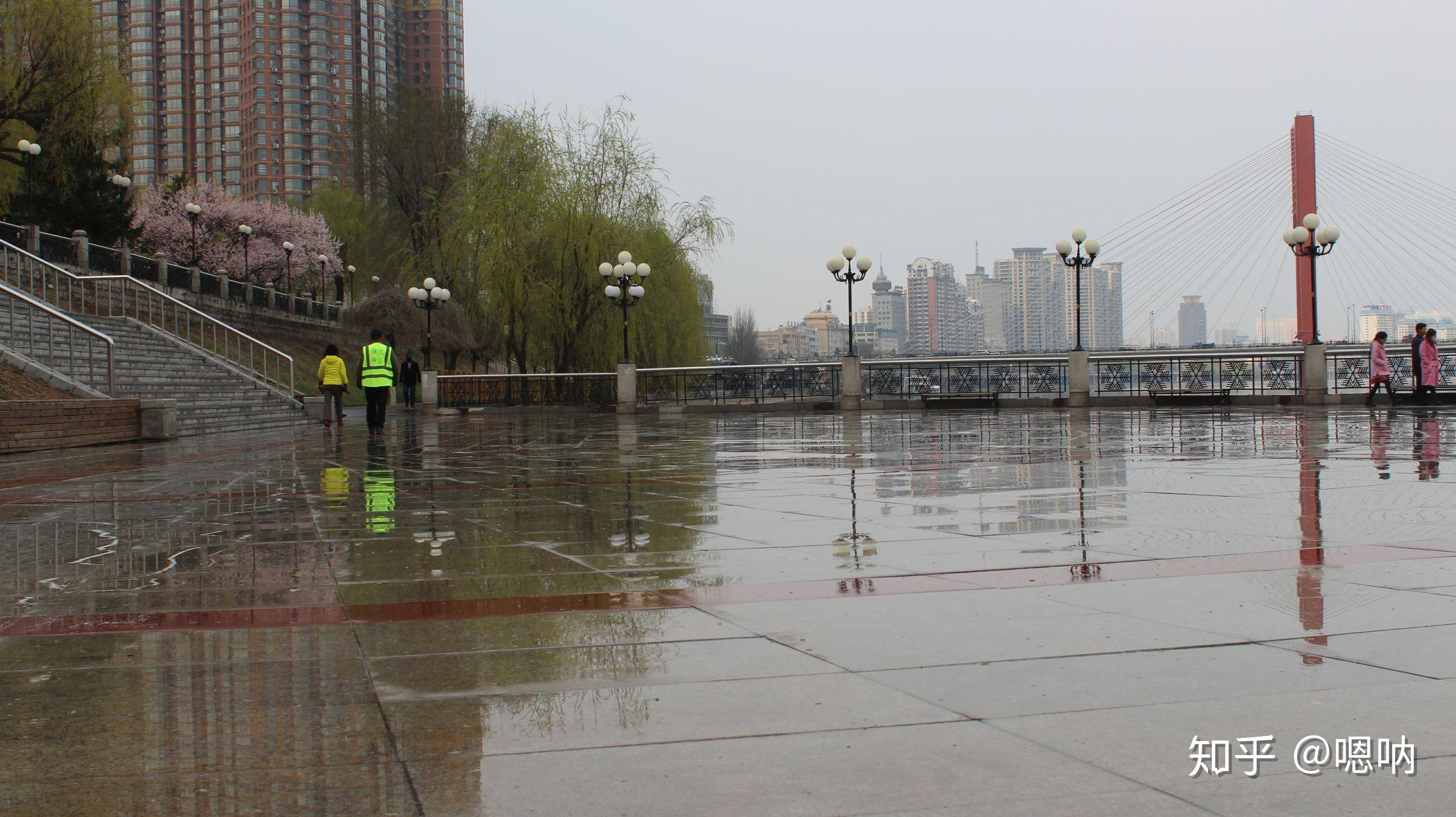 今天,吉林市下雨了,江边人今天特别少,因为下雨没出来了.嗯呐