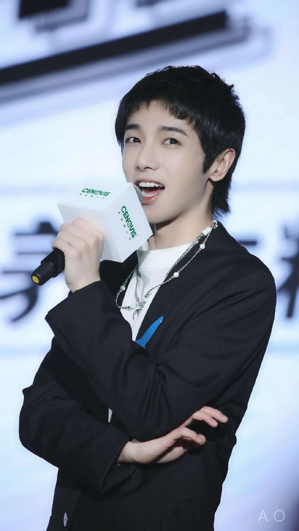 华晨宇壁纸黑色无领西装无惧黑白一起开启花式元气新世界