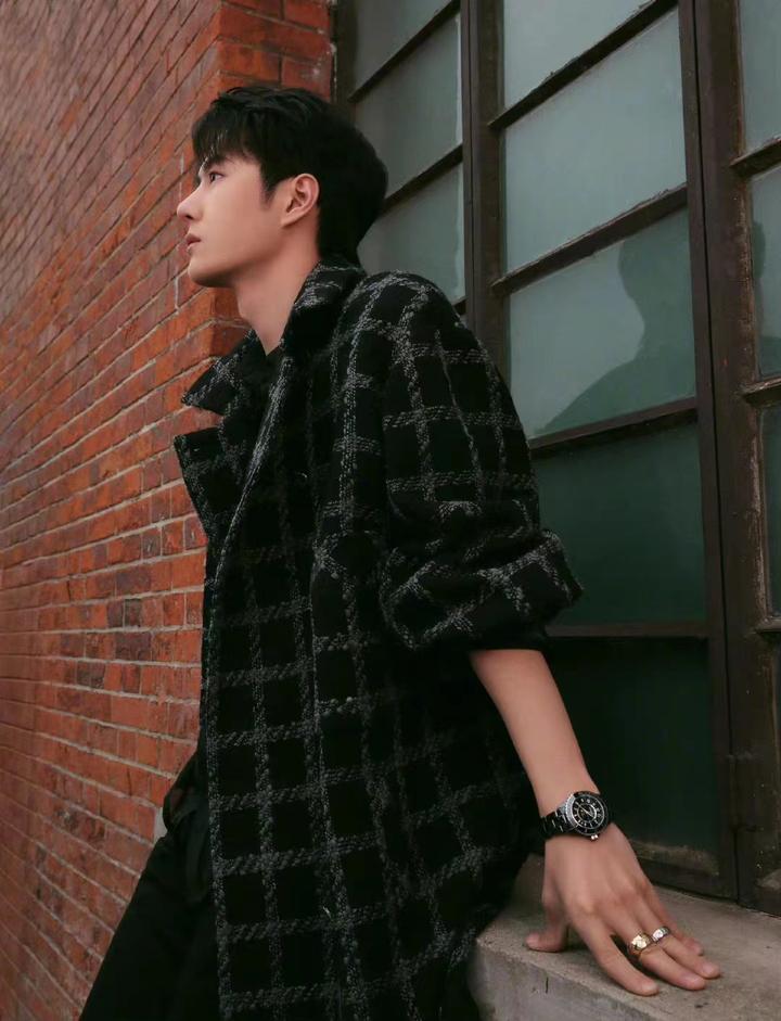 王一博穿格纹大衣内搭黑色衬衫和长裤,时尚利落,魅力型男气质尽显