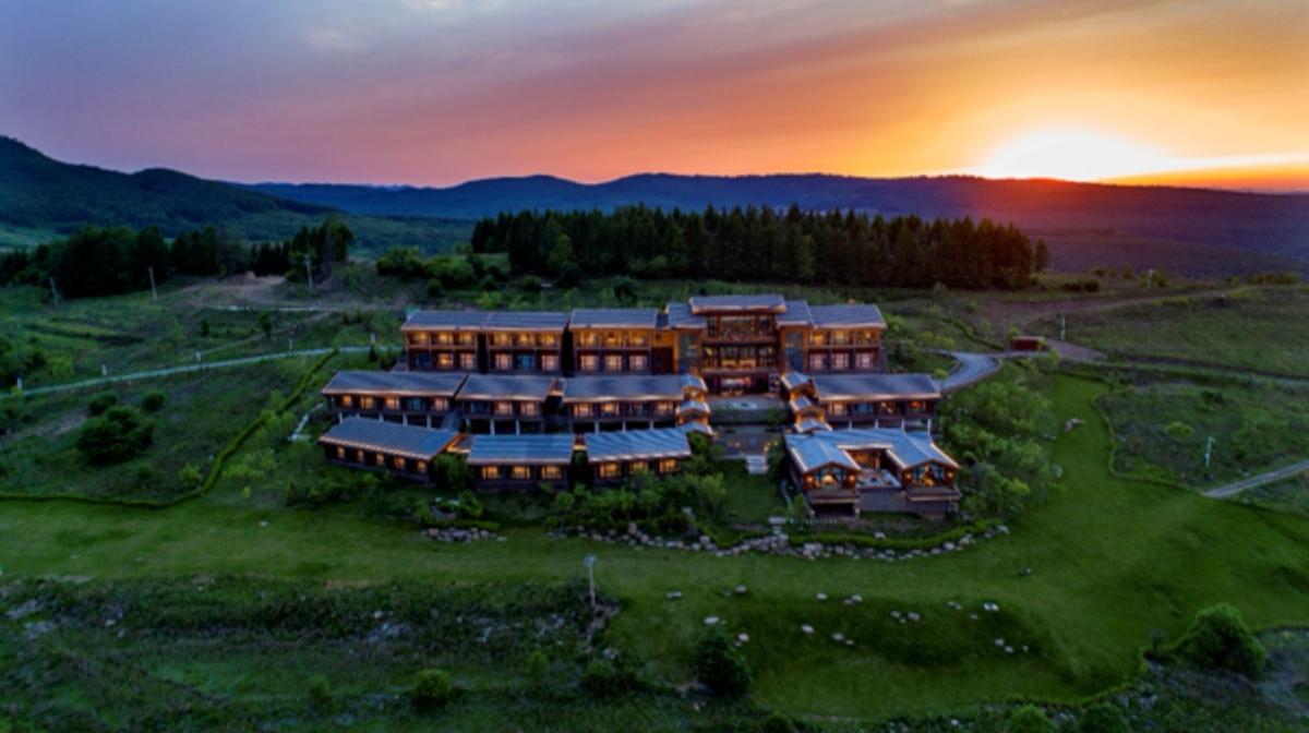 长白山的酒店主要分别位于西坡景区和北坡景区,前往南坡游玩的游客