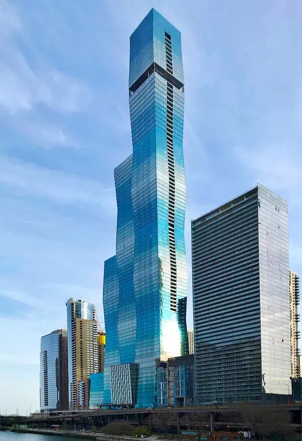 这是一座现代风格的大型混合商业综合体建筑,即将完工,也将成为芝加哥