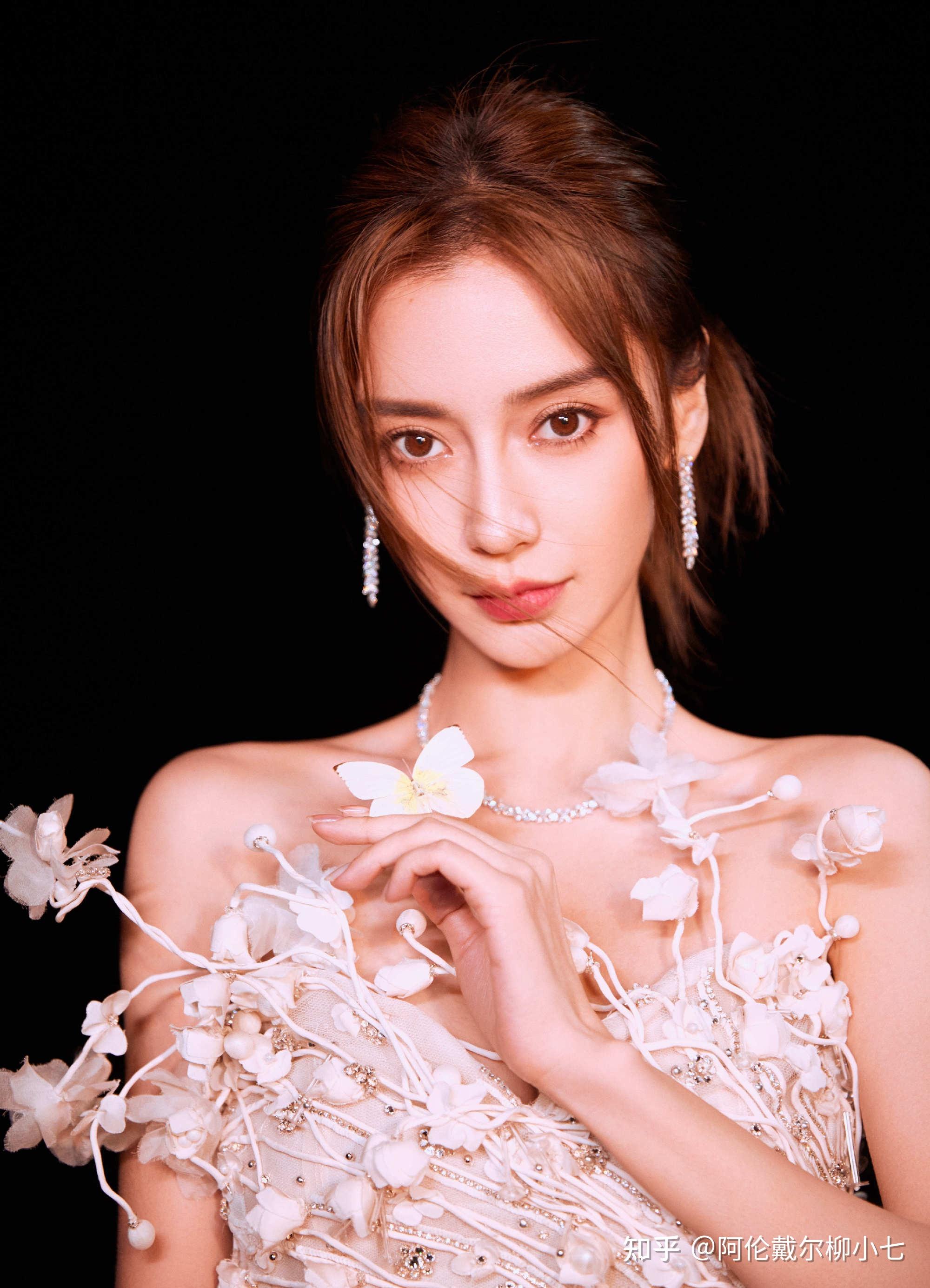 国内女明星有哪些惊为天人的礼服造型?