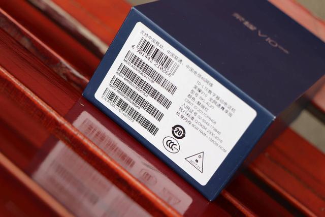 荣耀v10的外包装设计与前代基本一致,盒体不大,设计简约,深蓝色调显得