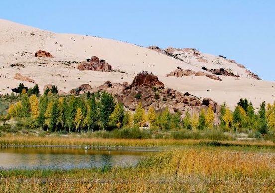 红山玉龙沙湖国际生态文化旅游区位于内蒙古赤峰市翁牛特旗乌丹镇东北