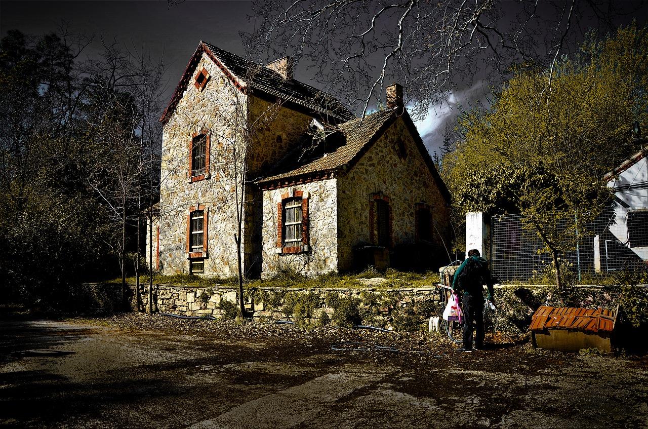 2. 优质河景豪宅区