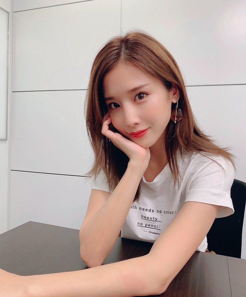 甜美小清新精致面容宛如真人洋娃娃温柔气质更是散发浓浓女友感