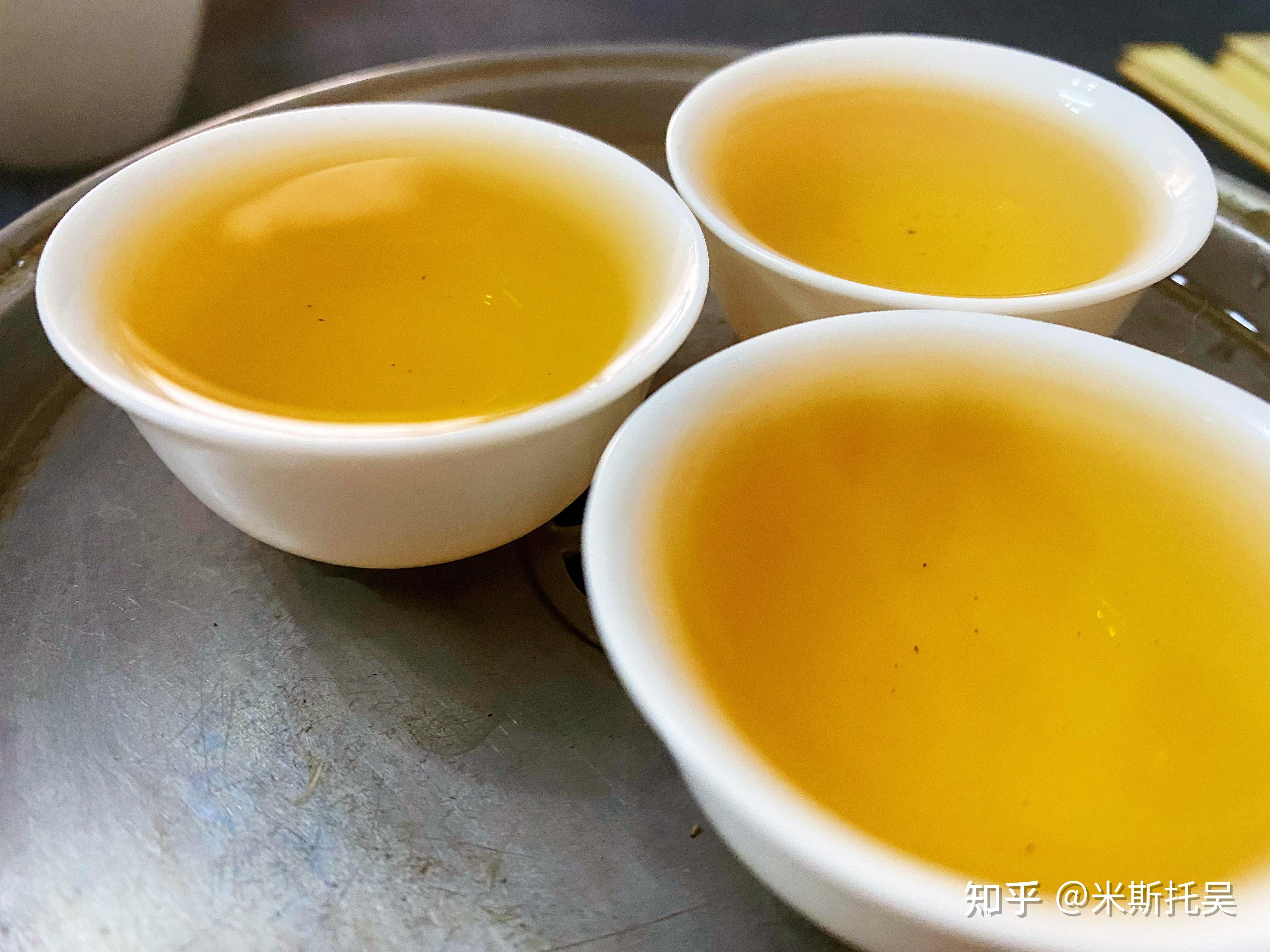 乌龙茶属青茶类为半发酵茶其叶呈深绿或青褐色茶汤成密绿和什么色