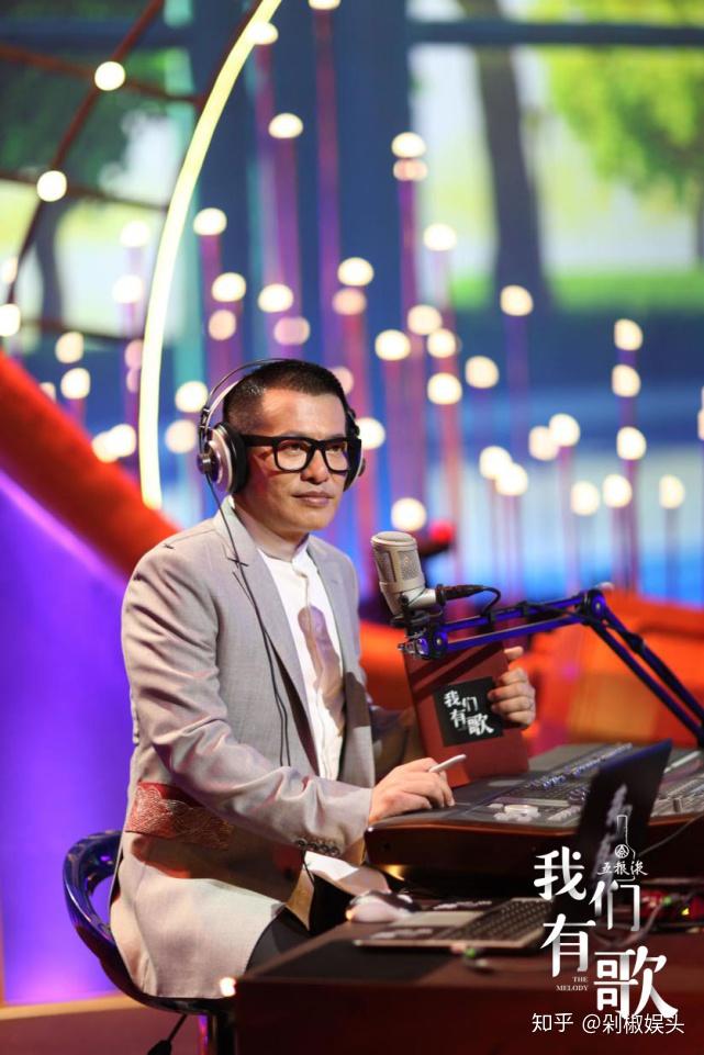 dj冯乔在播音间张弛有度地讲述音乐文化的不同切面,当代歌手在音乐盒